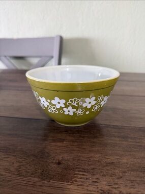 Pyrex  Retro Olive Green Floral Mixing Bowl crazy Daisy 401 750 ML bowl